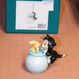 WDCC Pinocchio Figaro & Cleo "Purrfect Kiss" Ornament With COA